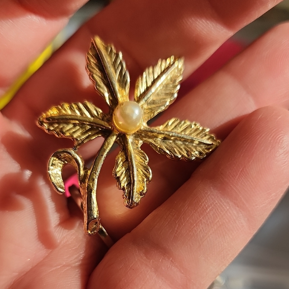 Elegant Gold Leaf Brooch with Pearl Accent